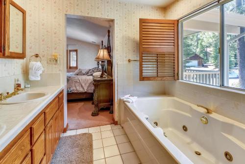 un baño con bañera y lavabo en Minutes To Heavenly, Private Covered Hot Tub, en South Lake Tahoe