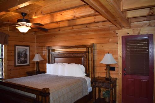 Ένα ή περισσότερα κρεβάτια σε δωμάτιο στο Lovely Cabin-Close To All The Fun!