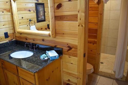 Ένα μπάνιο στο Lovely Cabin-Close To All The Fun!