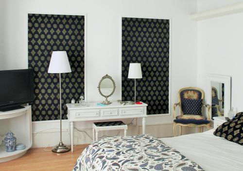 a bedroom with a bed and a desk and a mirror at B&B Villa Belle Epoque in Durbuy