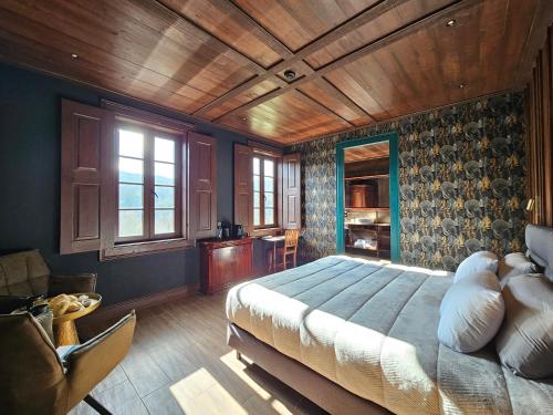 ein Schlafzimmer mit großem Bett und Holzdecke in der Unterkunft 4-5 star Ecoresort Portobali in Jugueiros