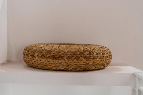 a basket sitting on top of a white shelf at Dimora Berardino in Triggiano