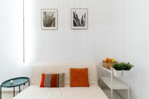 a white couch with two pillows and a table at Dimora Berardino in Triggiano