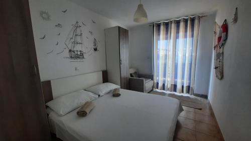 Ένα ή περισσότερα κρεβάτια σε δωμάτιο στο Apartmani Morska Vila