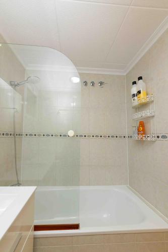 Tolle Wohnung mit 2 Schlafzimmern, Balkon und Pool