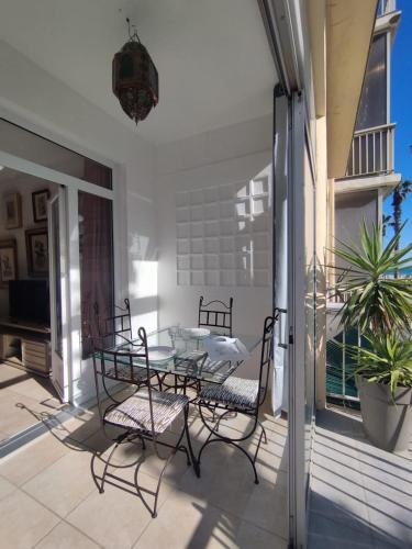 un patio avec une table et des chaises sur un porche dans l'établissement Studio Central, à Canet