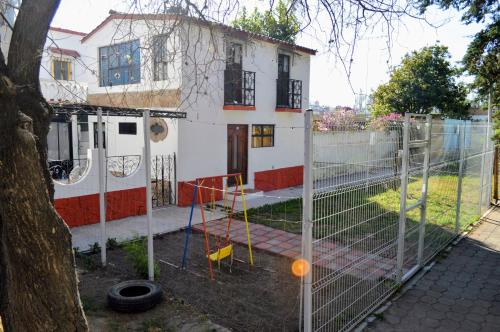Herní místnost nebo prostor pro děti v ubytování Acogedora Casa con Jardín en Centro de Cd Sahagún