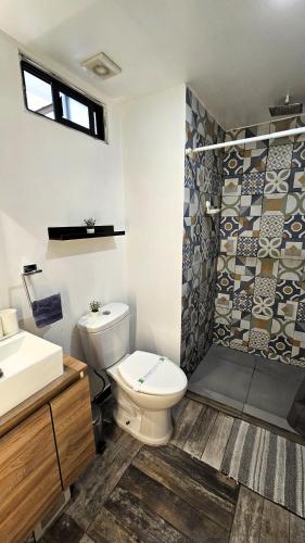 a bathroom with a toilet and a sink and a shower at A29 SUITE BLACK MAX para 1 a 4 personas, ESPECIALISTAS CORTAS, MEDIANAS, LARGAS ESTANCIAS, en IZCALLI TEPOTZOTLAN perfecto para Familias, Turistas, Contratistas, Estudiantes, Empresas A sólo 5 min Izcalli 5 min Esmeralda 20 min Satélite 25 min AIFA in Cuautitlán Izcalli