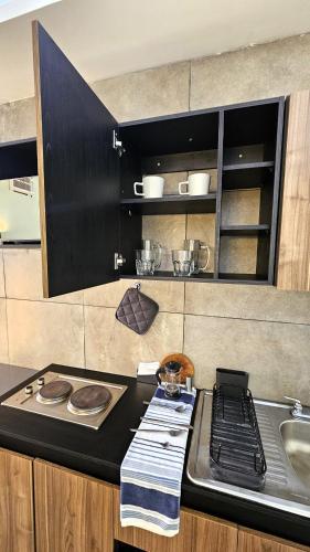 a kitchen with a sink and a counter top at A29 SUITE BLACK MAX para 1 a 4 personas, ESPECIALISTAS CORTAS, MEDIANAS, LARGAS ESTANCIAS, en IZCALLI TEPOTZOTLAN perfecto para Familias, Turistas, Contratistas, Estudiantes, Empresas A sólo 5 min Izcalli 5 min Esmeralda 20 min Satélite 25 min AIFA in Cuautitlán Izcalli