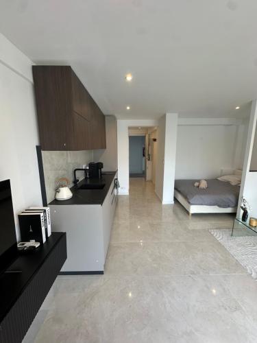 - une cuisine avec un lit au milieu d'une pièce dans l'établissement Suite le Venitia - Appartement standing, à Cannes