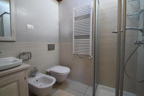 a bathroom with a shower and a toilet and a sink at VILLA GILDA CON DEPANDACE PISCINA e GIARDINO in La Ciaccia