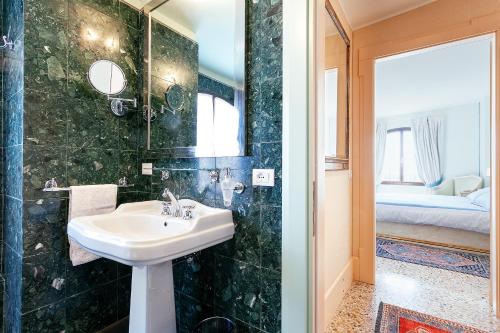 a bathroom with a sink and a mirror at Deluxe Apartments Lagoon View in Venice