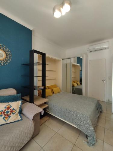 une chambre avec un lit, un canapé et un miroir dans l'établissement Studio Central, à Canet