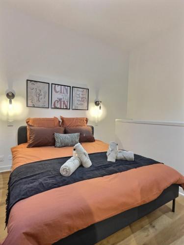 deux animaux farcis assis au-dessus d'un lit dans l'établissement Romance Mâconnaise, à Mâcon