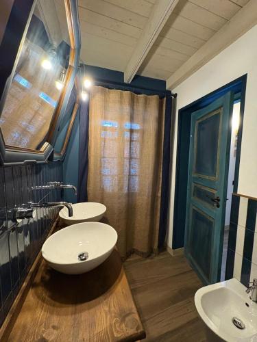 a bathroom with two sinks and a shower at B&B Villa la Canonica con piscina a Padernello in Farfengo