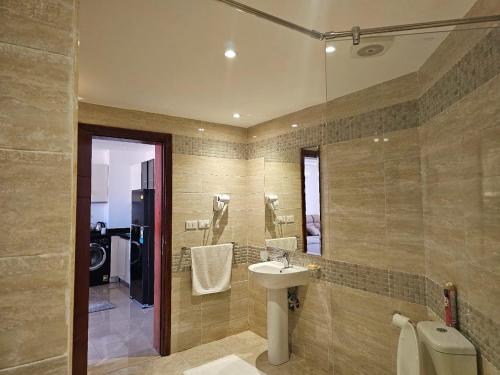 un baño con lavabo y espejo en Elhambra First Avenue, en Hurghada