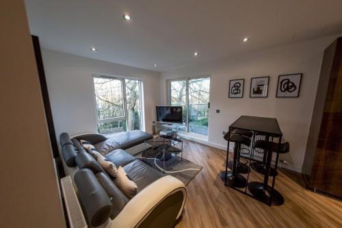 Μια τηλεόραση ή/και κέντρο ψυχαγωγίας στο Oakhill Apartment