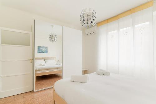 GuestHost - Città Studi Apartment with balcony
