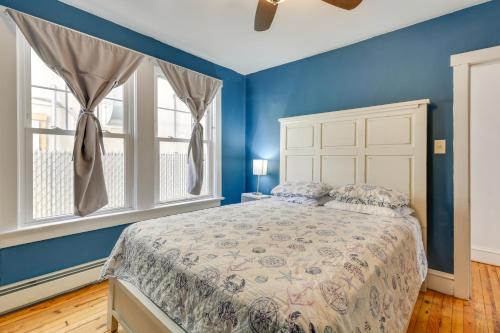 ワイルドウッドにあるWildwood Apartment Less Than Half Mi to Boardwalk!の青いベッドルーム(ベッド1台、窓付)