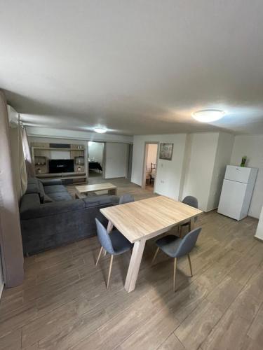 un salon avec une table et un canapé dans l'établissement Manolis Stone House, à Kalithies
