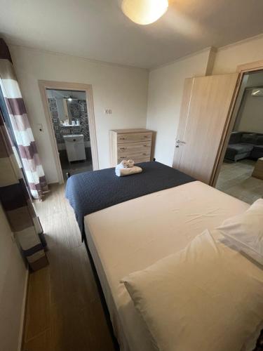 une chambre avec deux lits avec un animal en peluche sur le lit dans l'établissement Manolis Stone House, à Kalithies