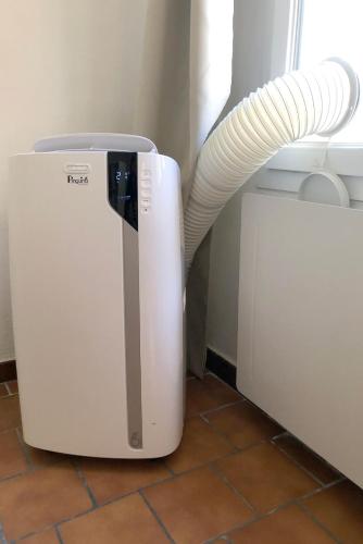 - un lave-linge installé sur un sol carrelé à côté dans l'établissement Appart de charme CLIM 37m2 T1 Hôtel de ville, à Aix-en-Provence