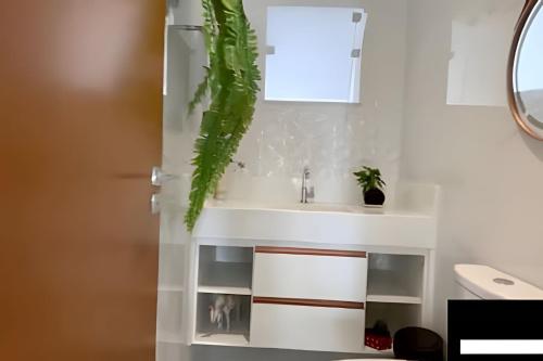 une salle de bain avec un lavabo et un miroir dans l'établissement Casa em São Pedro da Aldeia - RJ, à São Pedro da Aldeia