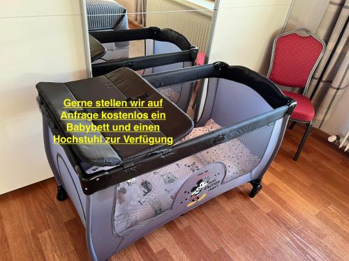 a baby crib with a sign that says gene selfish writt air antigunkins at Fewo Zum Wohlfühlen in Hemmoor