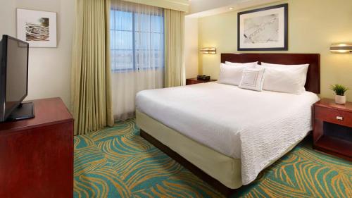 Телевизор и/или развлекательный центр в Best Western Hesperia-Victorville Suites