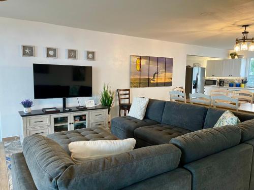Una televisión o centro de entretenimiento en Kite beachfront Villa in Las Picuäs
