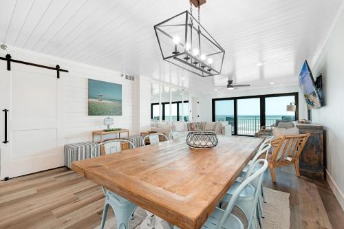 Uma TV ou centro de entretenimento em Large balcony with direct oceanfront views and access to complex pool
