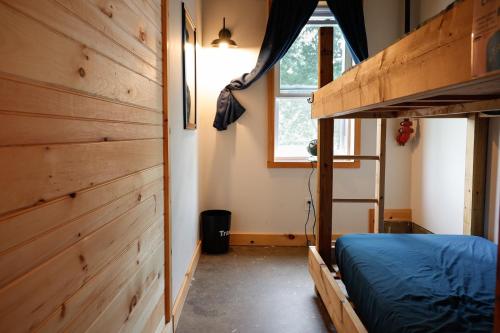 Ένα ή περισσότερα κρεβάτια σε δωμάτιο στο Barn Door Hostel