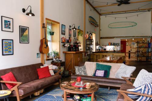 Χώρος καθιστικού στο Barn Door Hostel