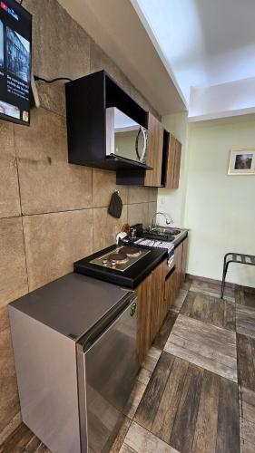 a kitchen with a sink and a stove at A27 SUITE BLACK PLUS para 1 a 3 personas ESPECIALISTAS EN CORTAS, MEDIANAS Y LARGAS ESTANCIAS IZCALLI perfecto para Familias, Turistas, Contratistas, Estudiantes, Empresas y Ejecutivos A sólo 5 min Izcalli 15 min Esmeralda 20 min Satélite 25 min AIFA in Cuautitlán Izcalli
