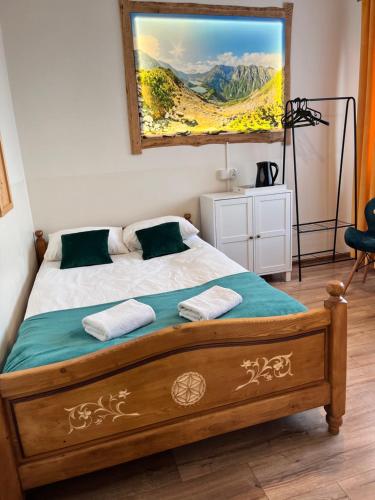 Ένα ή περισσότερα κρεβάτια σε δωμάτιο στο Widokowy Apartament - Pokoje Gościnne