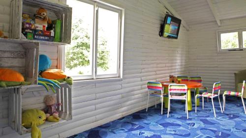 TV a/nebo společenská místnost v ubytování Jabłoń Lake Resort