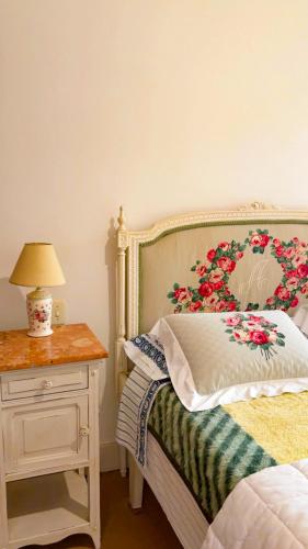 a bedroom with a bed and a table with a lamp at Villa Coração Guesthouse by Concavus in Monte Verde