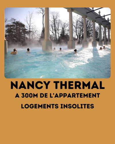 un groupe de personnes nageant dans une piscine dans l'établissement P'tit Dupont F3 Nancy Thermal Logements Insolites, à Nancy