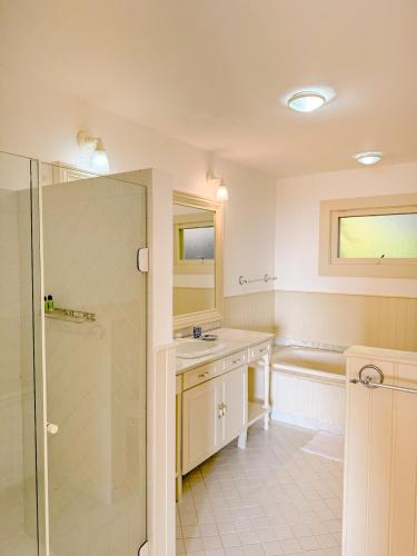 a bathroom with a shower and a sink at Villa Coração Guesthouse by Concavus in Monte Verde