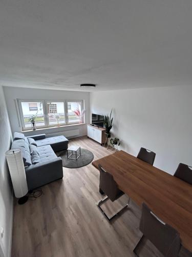 a living room with a table and a couch at Ferienwohnung Schlossblick in Bad Laasphe
