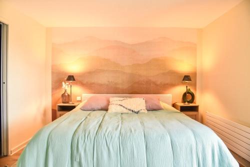 une chambre avec un lit avec un tableau sur le mur dans l'établissement La Cierba Villa avec piscine et jacuzzi, à Angresse