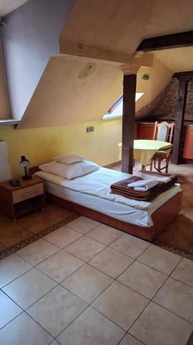 Un dormitorio con una cama grande y una mesa. en Noclegi-Pokoje goscinne Lublin, en Lublin