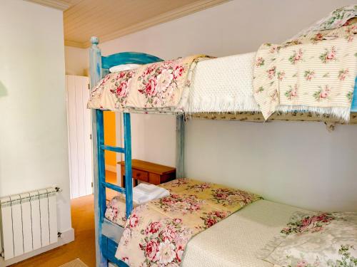 a bedroom with two bunk beds in a room at Villa Coração Guesthouse by Concavus in Monte Verde
