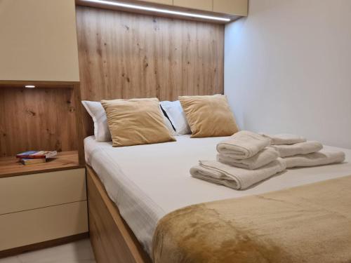 Un dormitorio con una cama con toallas. en Botanica House Krk, en Njivice