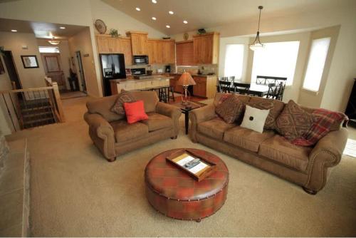 un soggiorno con due divani e una cucina di 5 bdr 3ba Great House Great Value Resort FUN a Eden