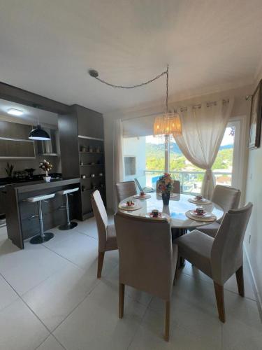 a kitchen and dining room with a table and chairs at Apartamento Hardt in Pomerode