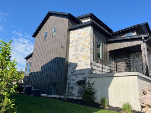 ein großes Haus mit einem großen Schatten auf der Seite in der Unterkunft NEW Luxury Home super comfy By Snowbasin & Pow Mow in Huntsville