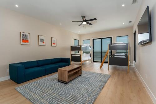 Μια τηλεόραση ή/και κέντρο ψυχαγωγίας στο NEW Luxury Waterfront Home, With Pool, Sleeps 20