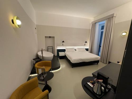 Postel nebo postele na pokoji v ubytování Adaram Suites