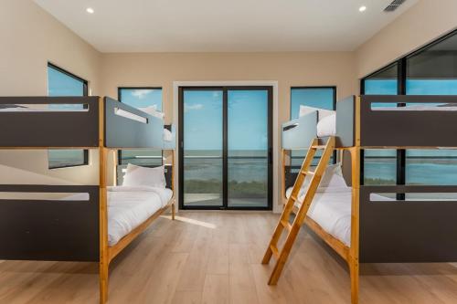 Ένα ή περισσότερα κρεβάτια σε δωμάτιο στο NEW Luxury Waterfront Home, With Pool, Sleeps 20